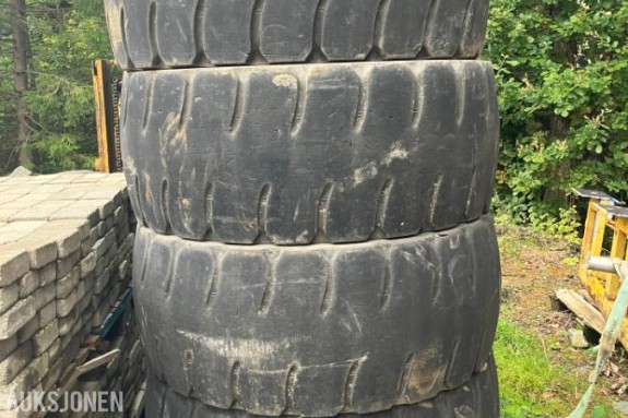 4 stk. Goodyear 20.5R25 hjullasterdekk – ca. 20 mm mønster – stått på Volvo L90