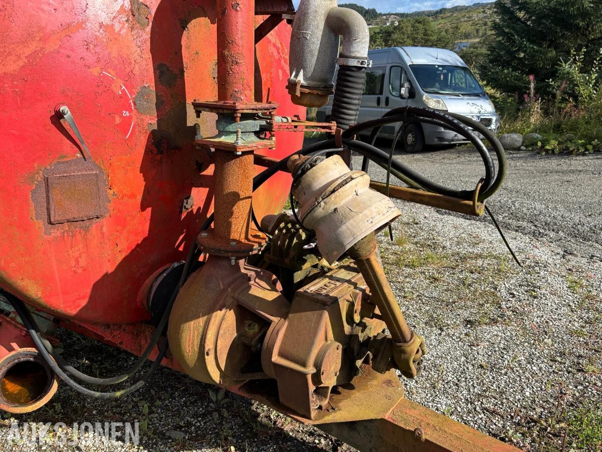 1984 Tankvogn til Traktor Julia 84 - Jurop Pumpe