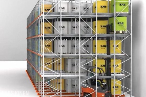 Kompakt dypstablingsanlegg med kraftig løfteevne med plass til ca. 340 palleplasser