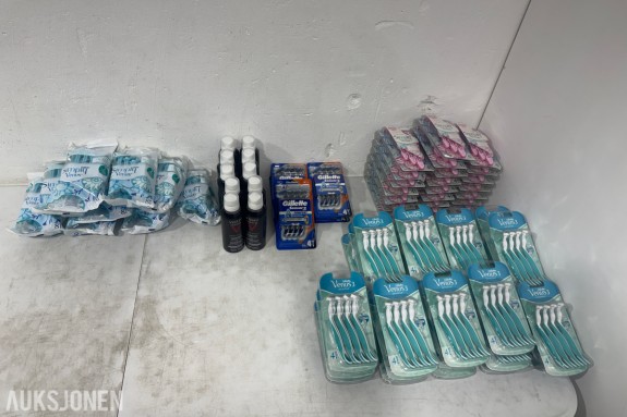 Parti med barberhøvler og barberprodukter fra Gillette og Vichy