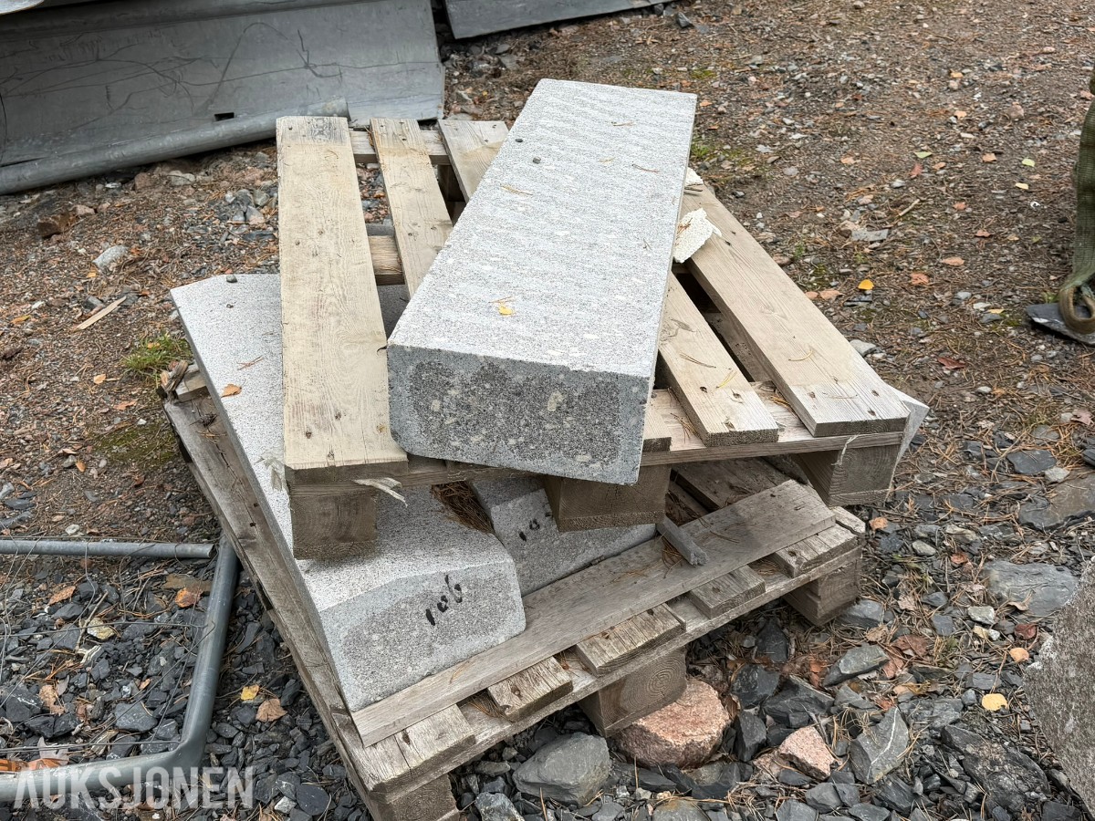 Granittblokker og støttemur