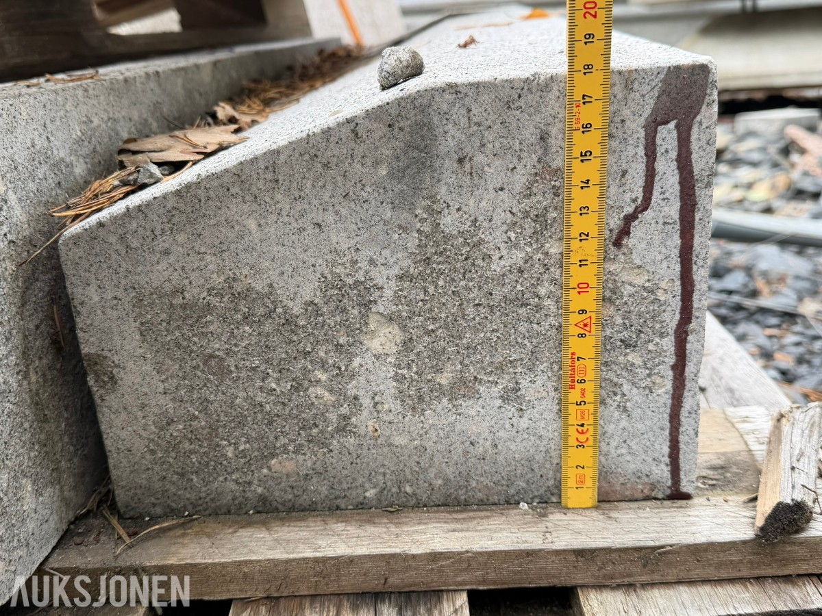 Granittblokker og støttemur