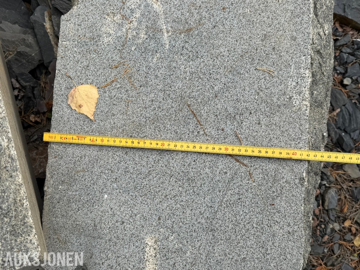 Granittblokker og støttemur