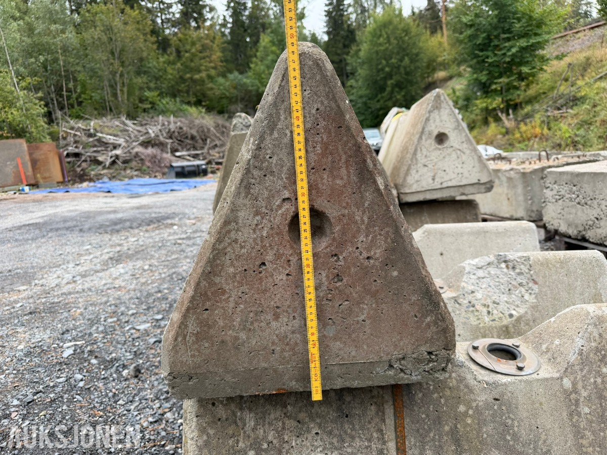Betonggriser og skiltføtter