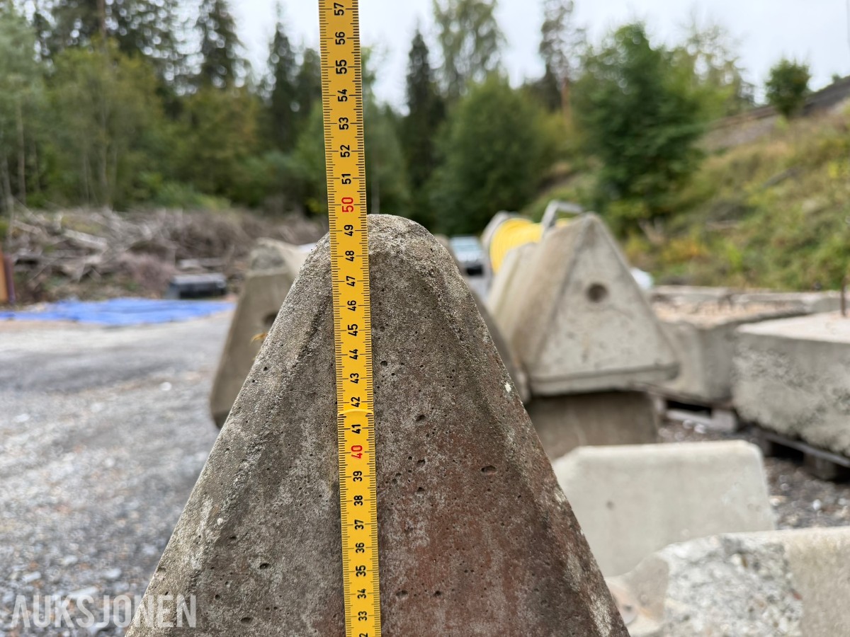 Betonggriser og skiltføtter