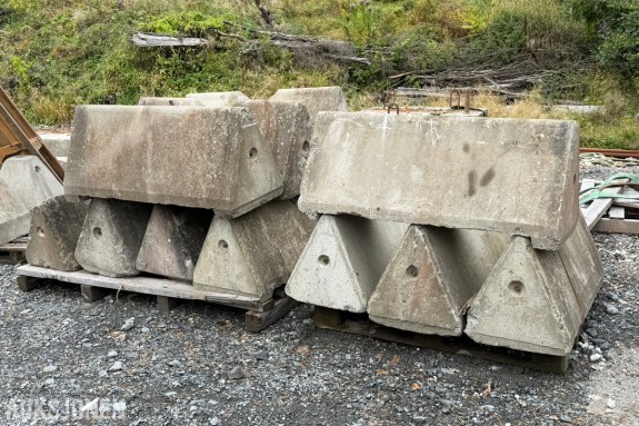 Betonggriser og skiltføtter