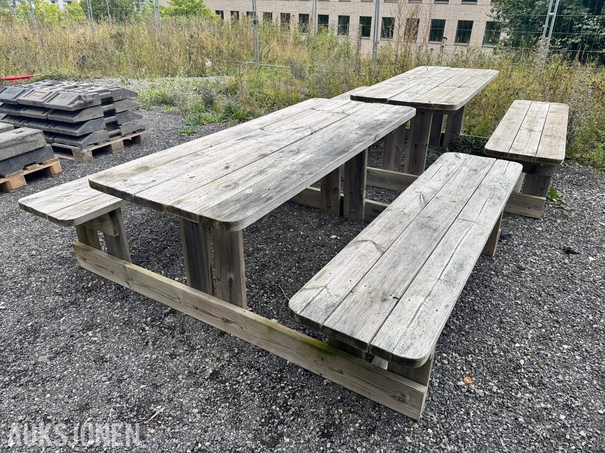 2 stk Bord med fastmonterte benker