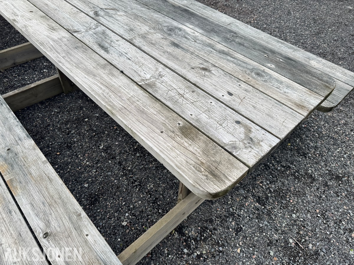 2 stk Bord med fastmonterte benker