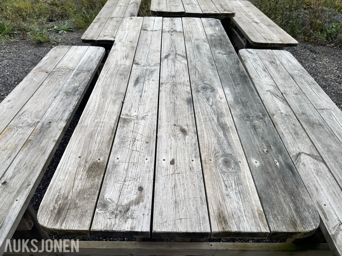 2 stk Bord med fastmonterte benker