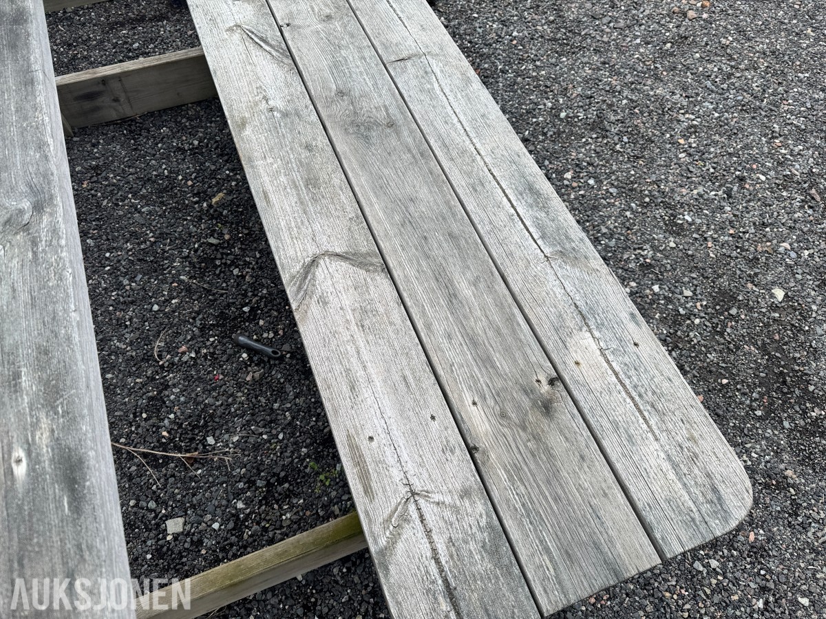 2 stk Bord med fastmonterte benker