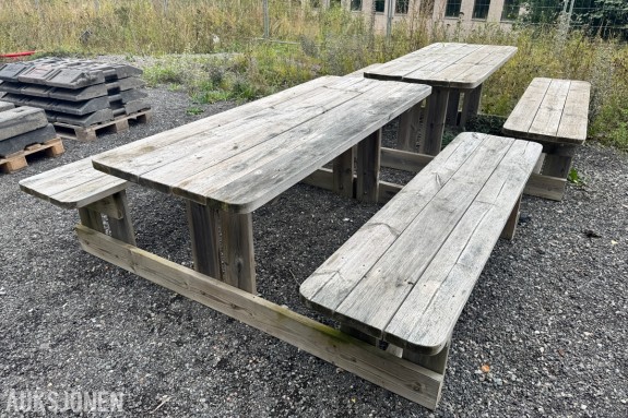2 stk Bord med fastmonterte benker 