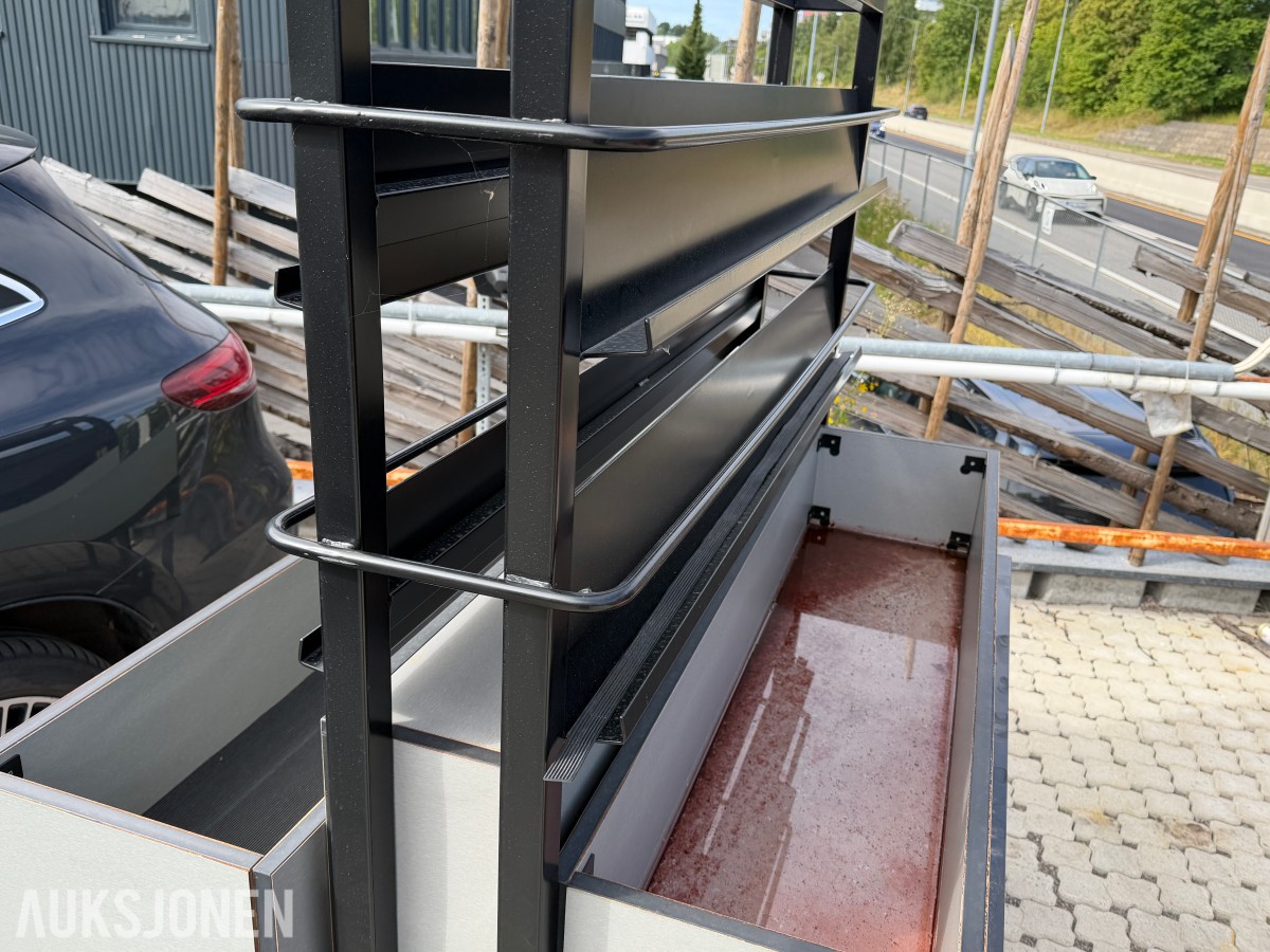 2 STK. UTSTILLINGSSTATIV / DISPLAYSTATIV MED HYLLER