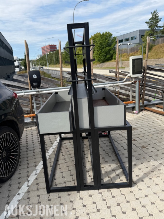 2 STK. UTSTILLINGSSTATIV / DISPLAYSTATIV MED HYLLER