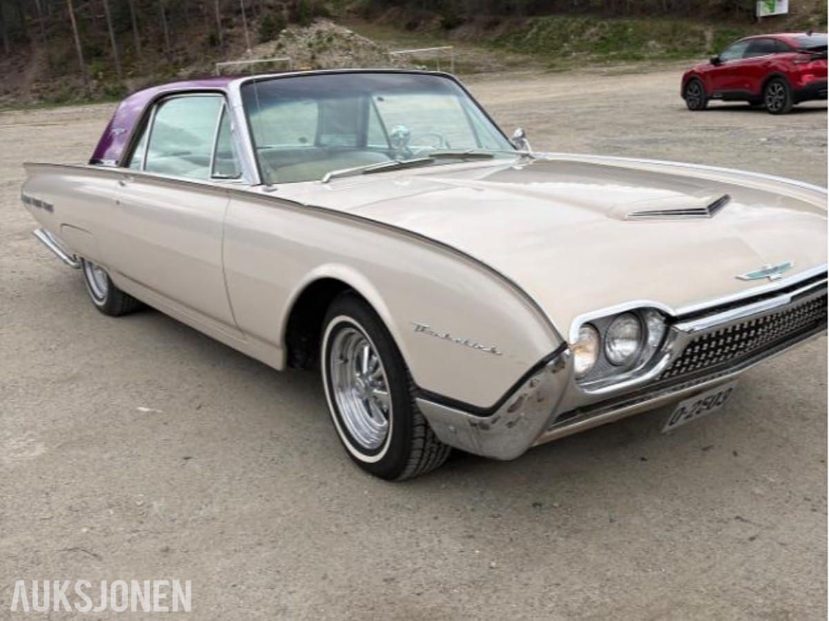 1962 Ford Thunderbird 