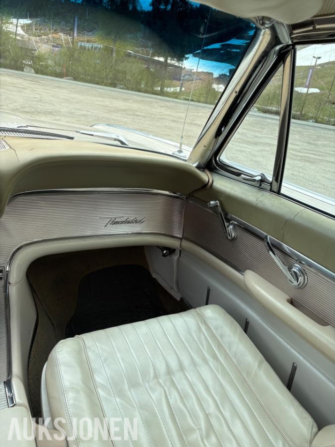 1962 Ford Thunderbird 
