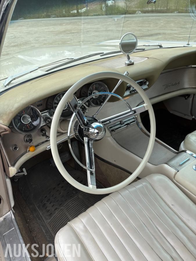 1962 Ford Thunderbird 