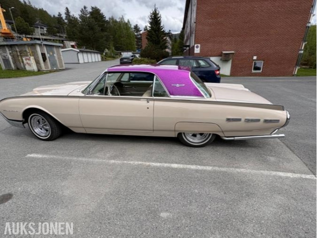 1962 Ford Thunderbird 