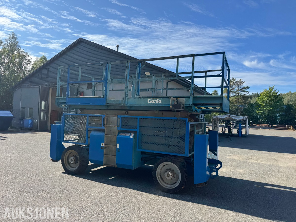 2003 Genie GS-5390 RT 4X4 SAKSELIFT MED STØTTEBEIN
