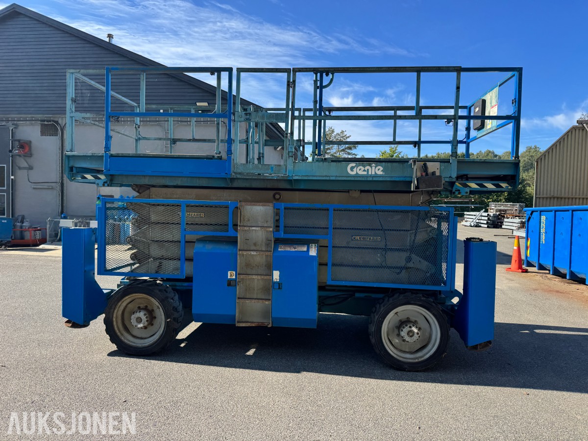 2003 Genie GS-5390 RT 4X4 SAKSELIFT MED STØTTEBEIN