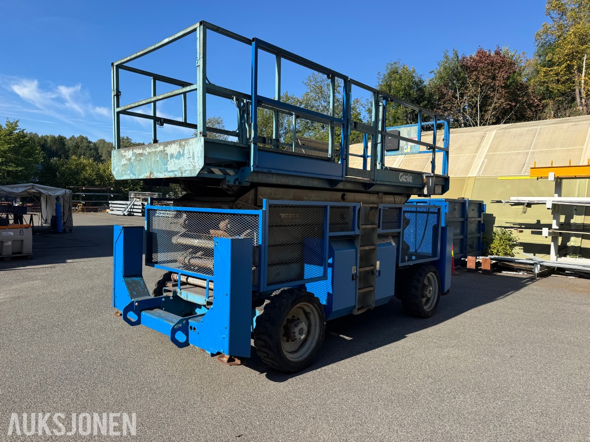 2003 Genie GS-5390 RT 4X4 SAKSELIFT MED STØTTEBEIN