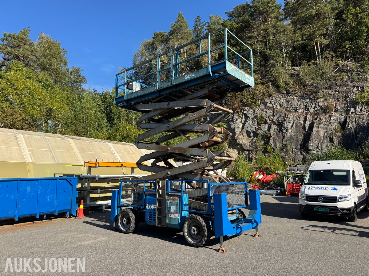 2003 Genie GS-5390 RT 4X4 SAKSELIFT MED STØTTEBEIN