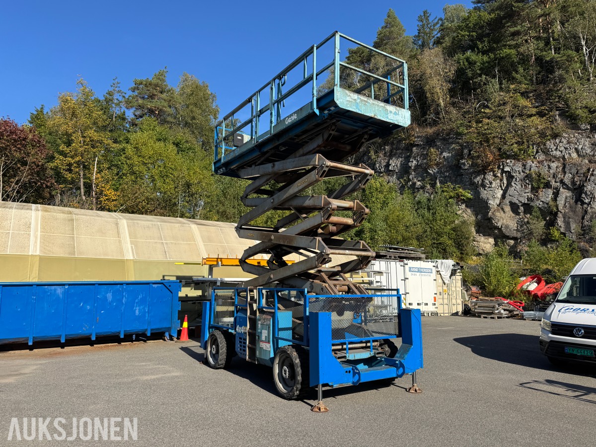 2003 Genie GS-5390 RT 4X4 SAKSELIFT MED STØTTEBEIN