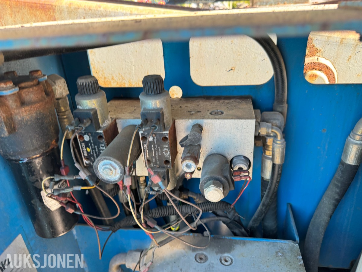 2003 Genie GS-5390 RT 4X4 SAKSELIFT MED STØTTEBEIN
