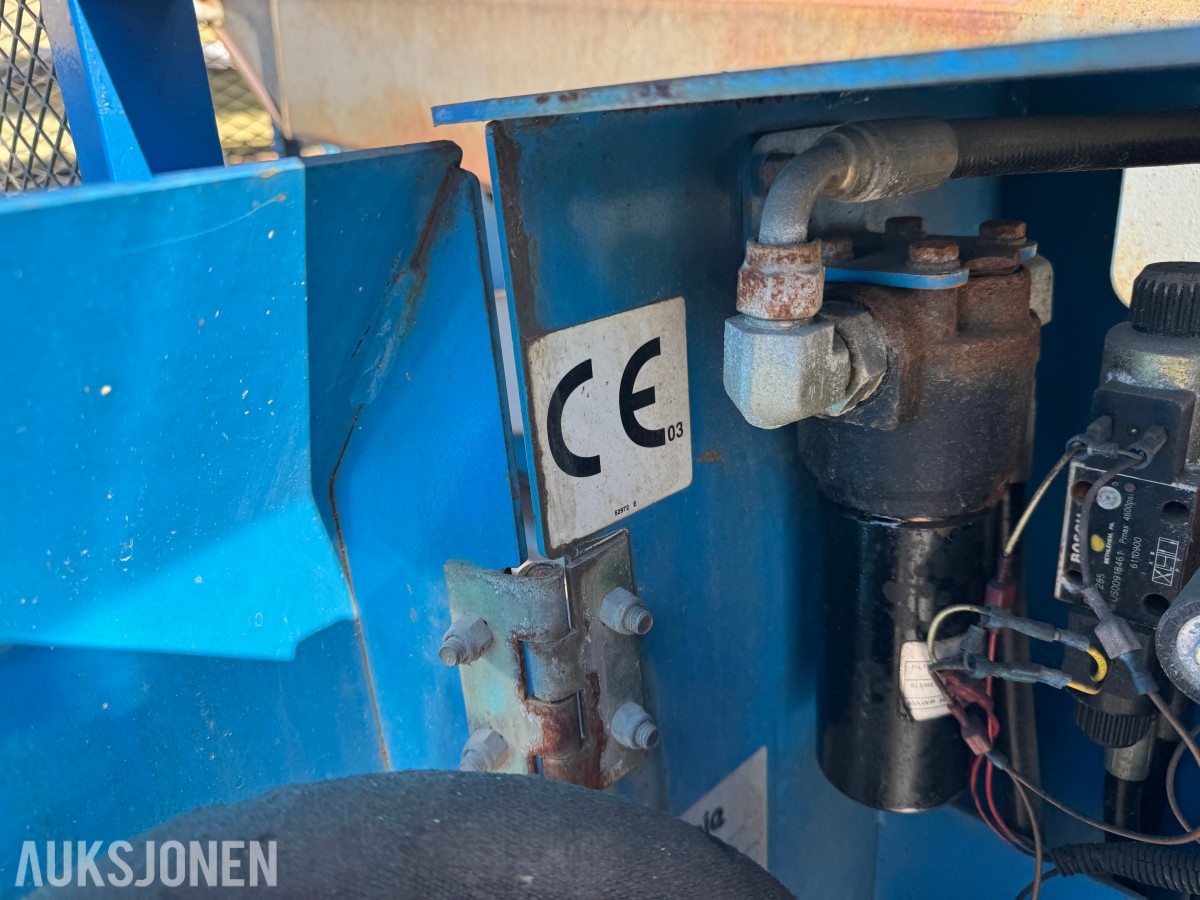 2003 Genie GS-5390 RT 4X4 SAKSELIFT MED STØTTEBEIN