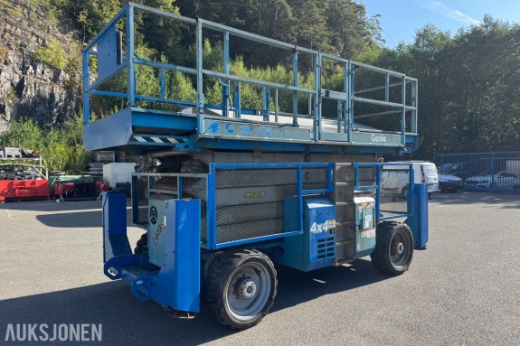 2003 Genie GS-5390 RT 4X4 SAKSELIFT MED STØTTEBEIN
