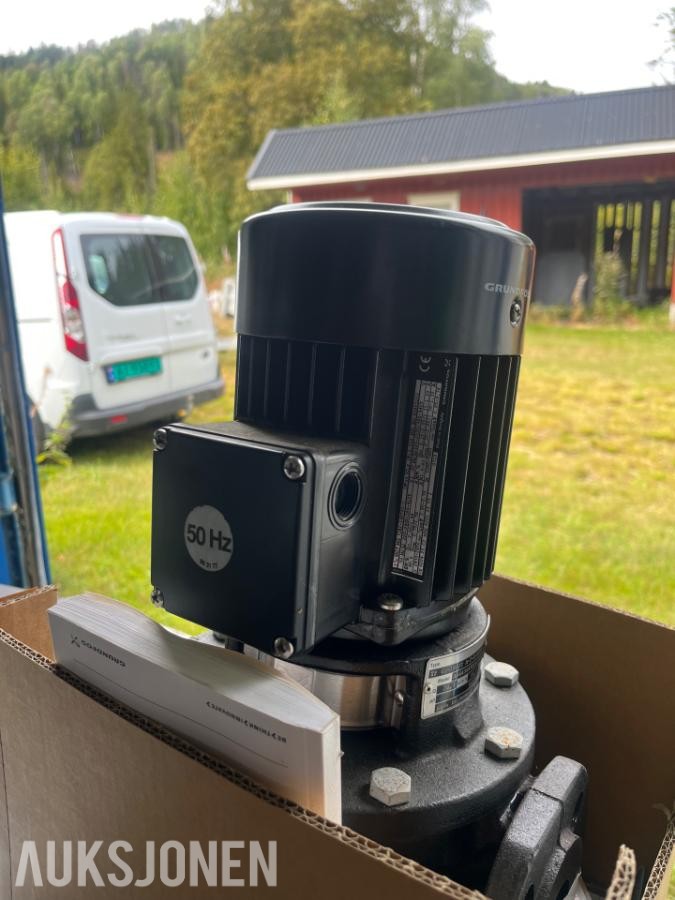 Grundfos TP 40-180/2 pumpe med pumpefot og baseplate.