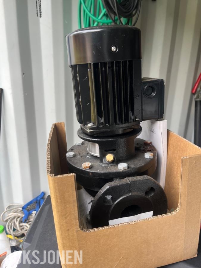Grundfos TP 40-180/2 pumpe med pumpefot og baseplate.