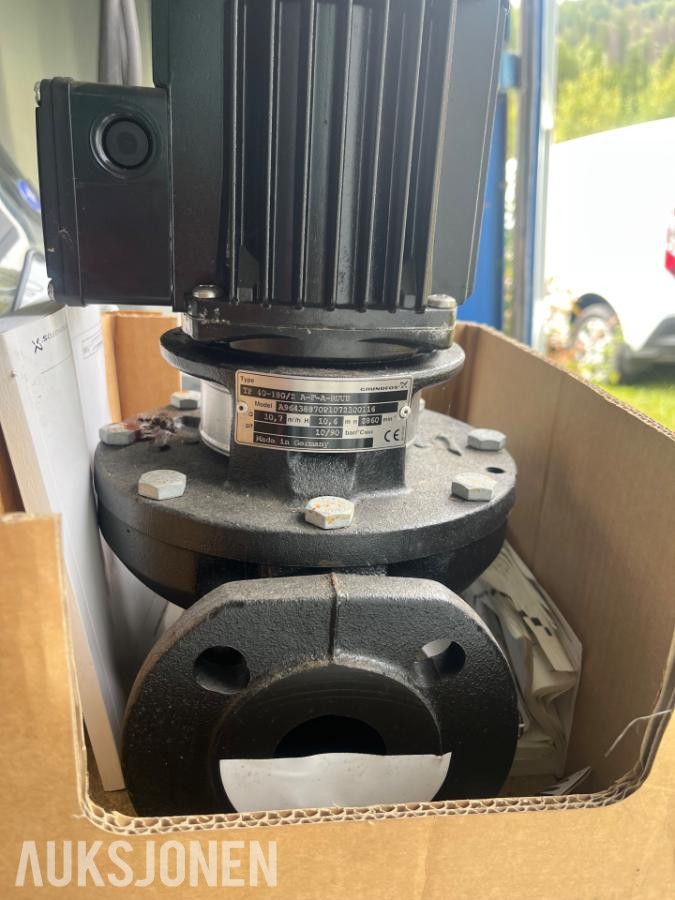 Grundfos TP 40-180/2 pumpe med pumpefot og baseplate.