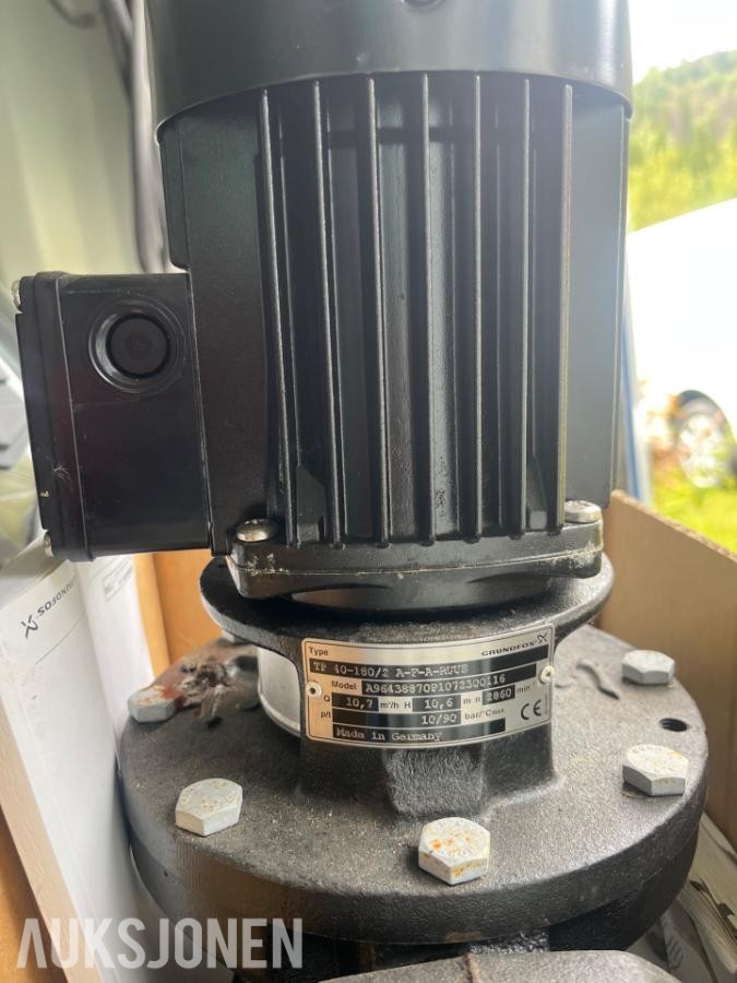 Grundfos TP 40-180/2 pumpe med pumpefot og baseplate.