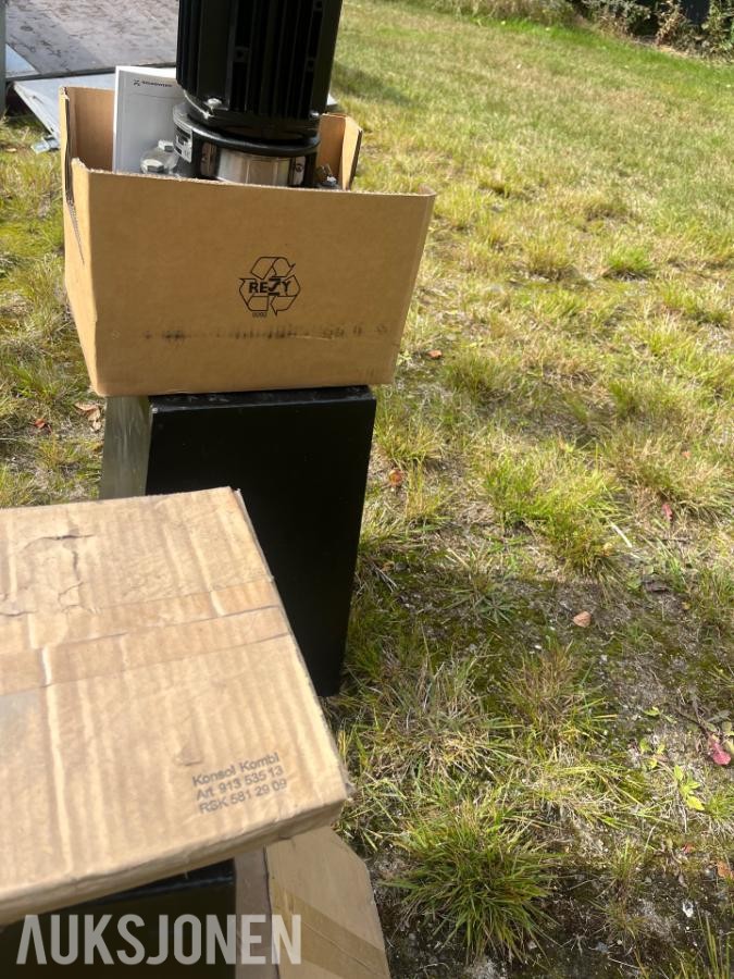 Grundfos TP 40-180/2 pumpe med pumpefot og baseplate.