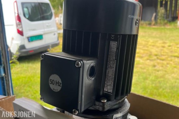 Grundfos TP 40-180/2 pumpe med pumpefot og baseplate.