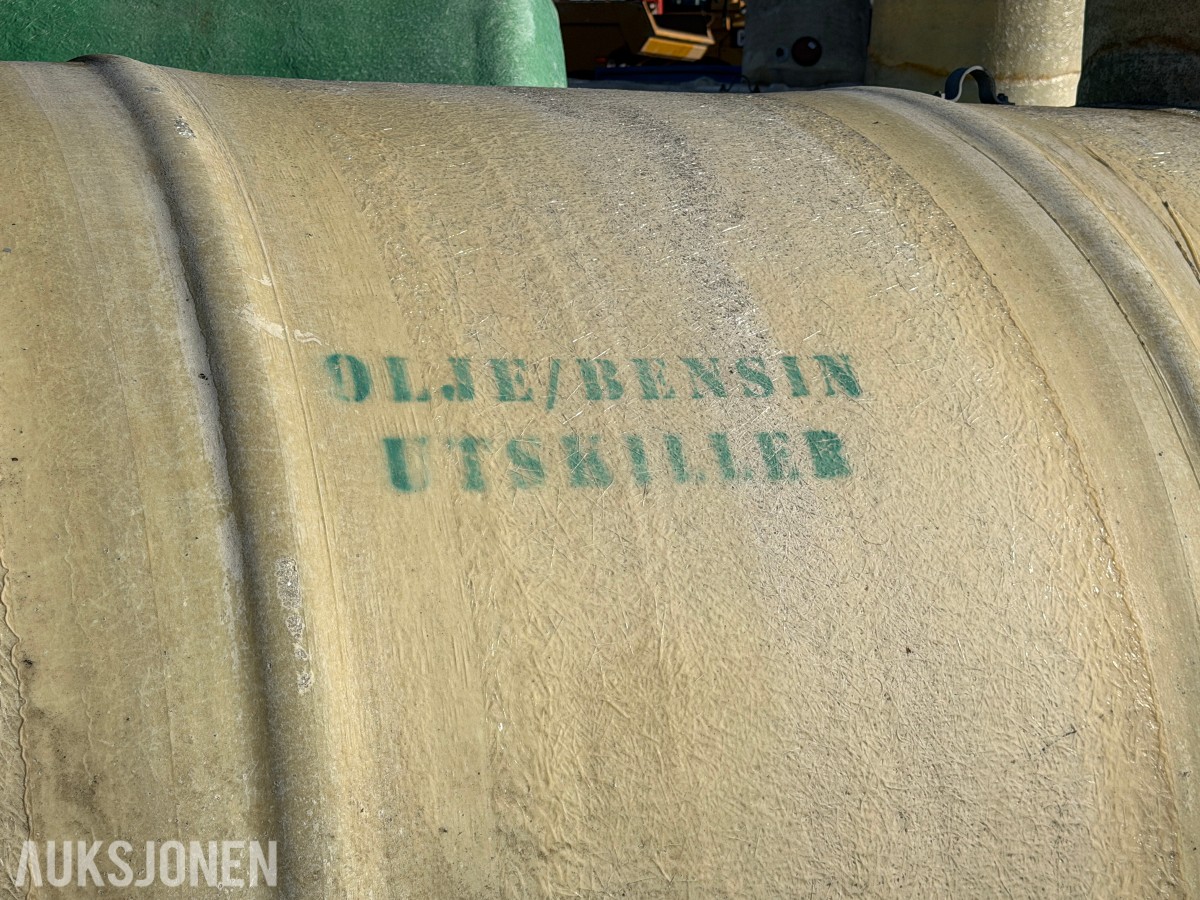 olje-/bensinutskiller i glassfiber, ca. 10 m³