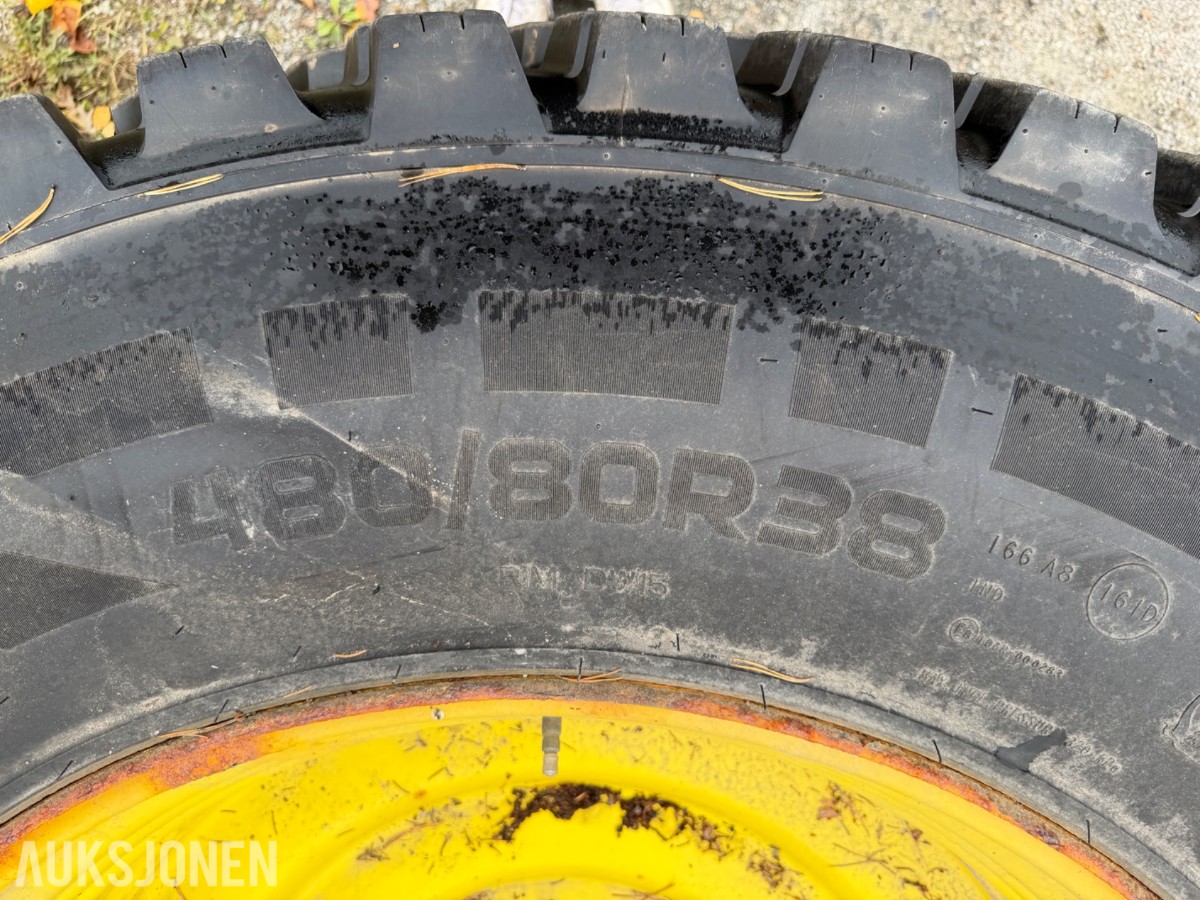 4 Stk Nokian Hakkapeliitta TRI dekk på felg, 400/80R28 - 480/80R38