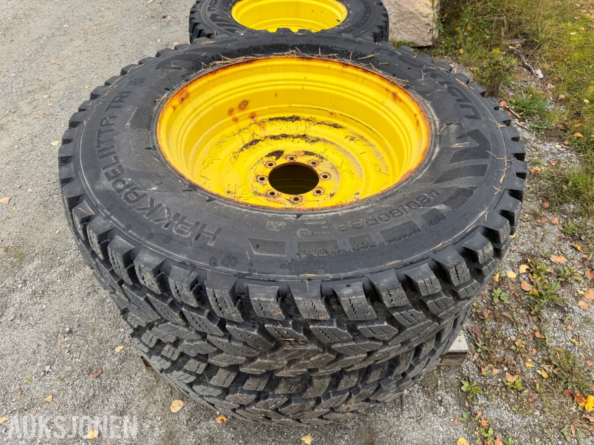 4 Stk Nokian Hakkapeliitta TRI dekk på felg, 400/80R28 - 480/80R38