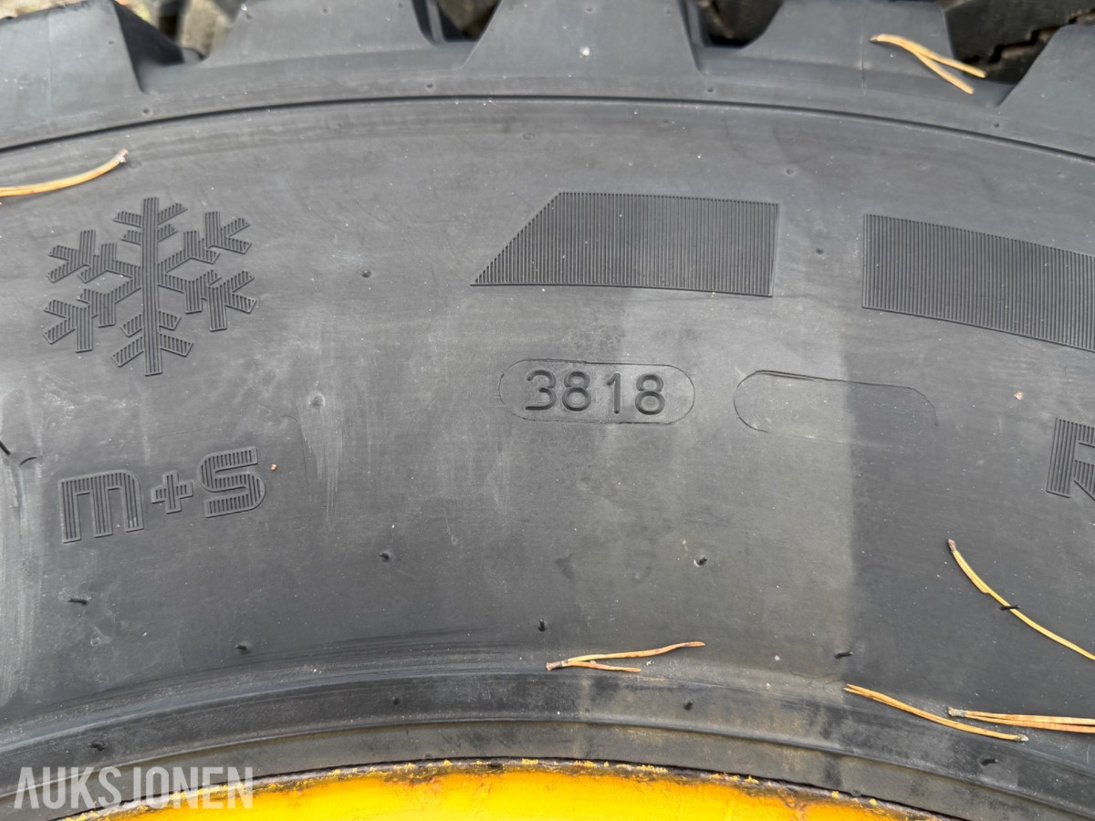 4 Stk Nokian Hakkapeliitta TRI dekk på felg, 400/80R28 - 480/80R38