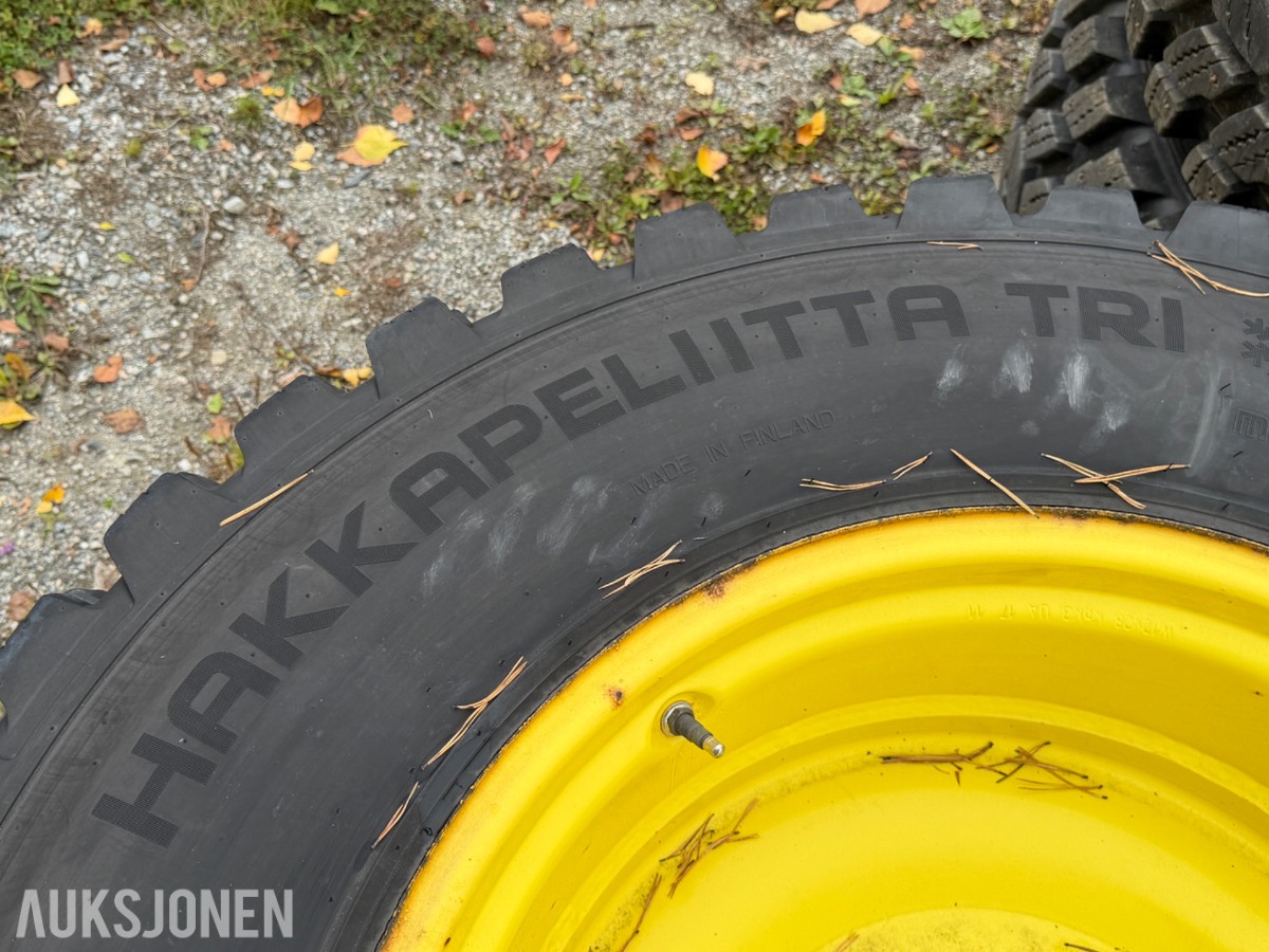 4 Stk Nokian Hakkapeliitta TRI dekk på felg, 400/80R28 - 480/80R38
