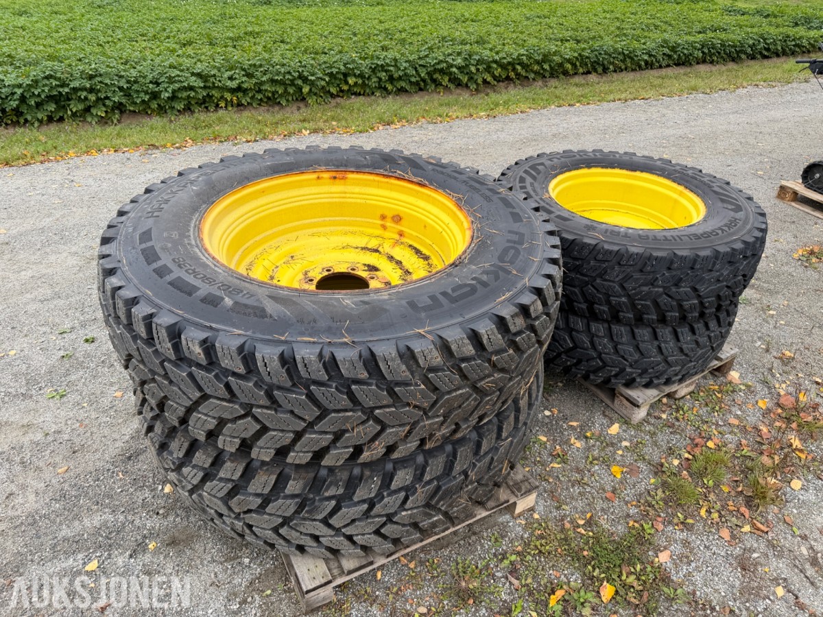 4 Stk Nokian Hakkapeliitta TRI dekk på felg, 400/80R28 - 480/80R38