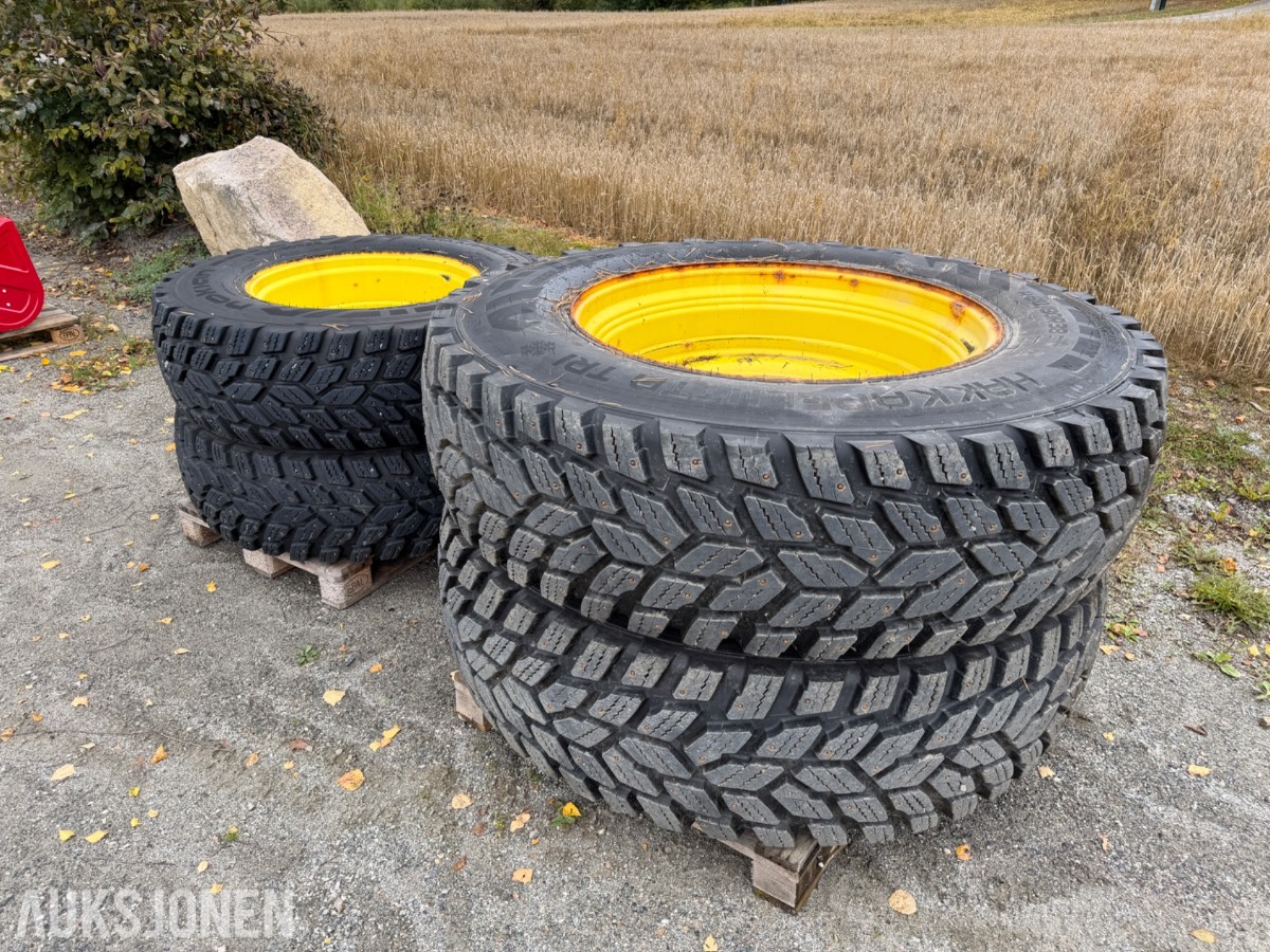 4 Stk Nokian Hakkapeliitta TRI dekk på felg, 400/80R28 - 480/80R38