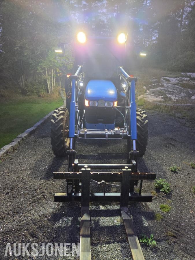 2000 New Holland TN65D med Trima 310C frontlaster