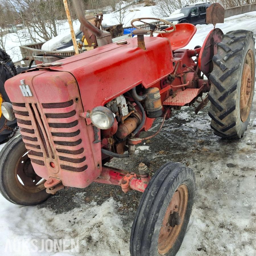 1963 International IHI Farmal 324 traktor