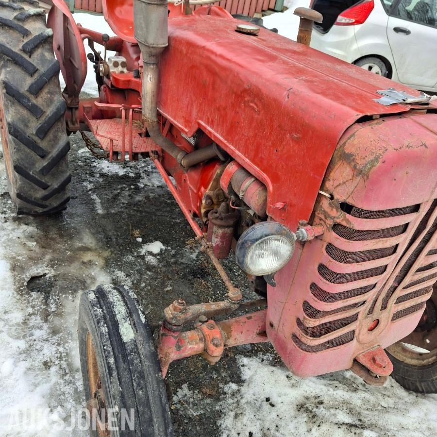 1963 International IHI Farmal 324 traktor