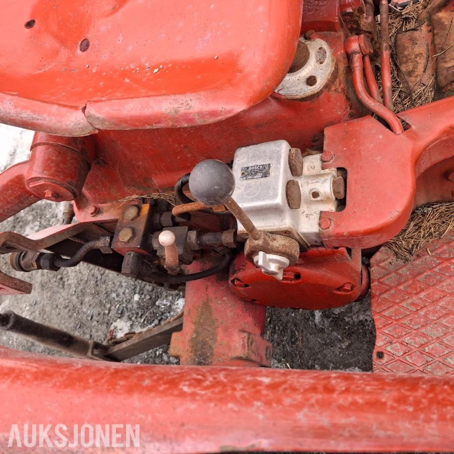 1963 International IHI Farmal 324 traktor