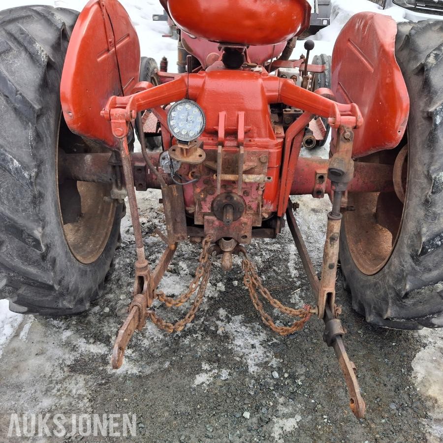 1963 International IHI Farmal 324 traktor
