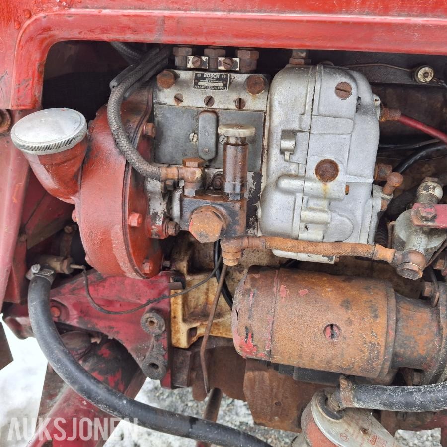1963 International IHI Farmal 324 traktor