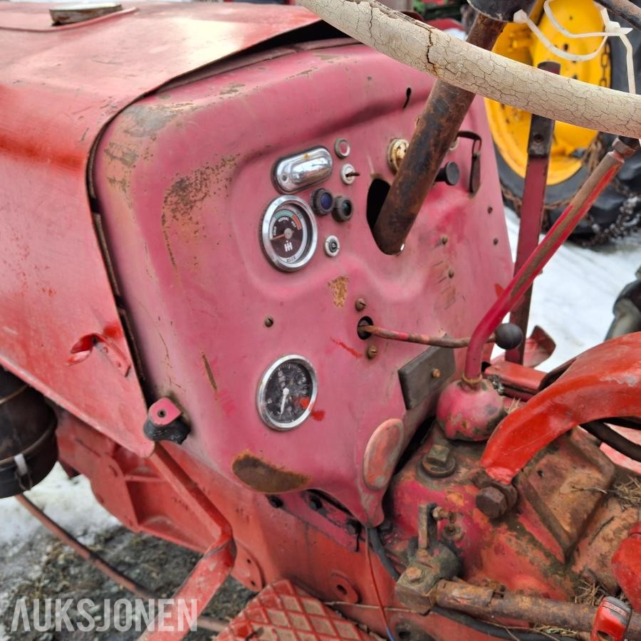1963 International IHI Farmal 324 traktor
