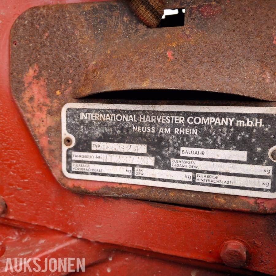 1963 International IHI Farmal 324 traktor